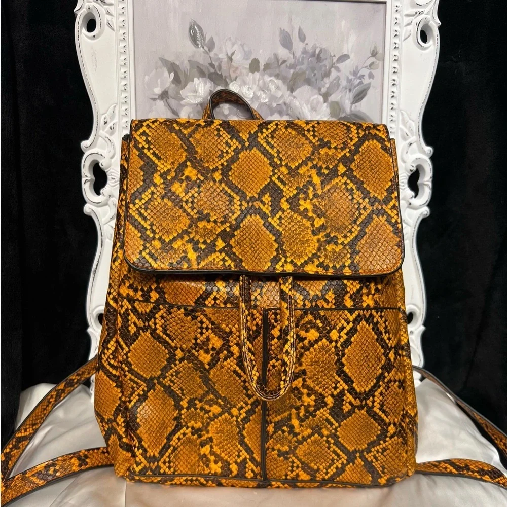 🧡Orange Snake Print faux leather Backpack🧡